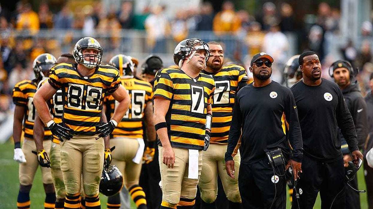 Heath Miller and Ben Roethlisberger look up at the score board with their team