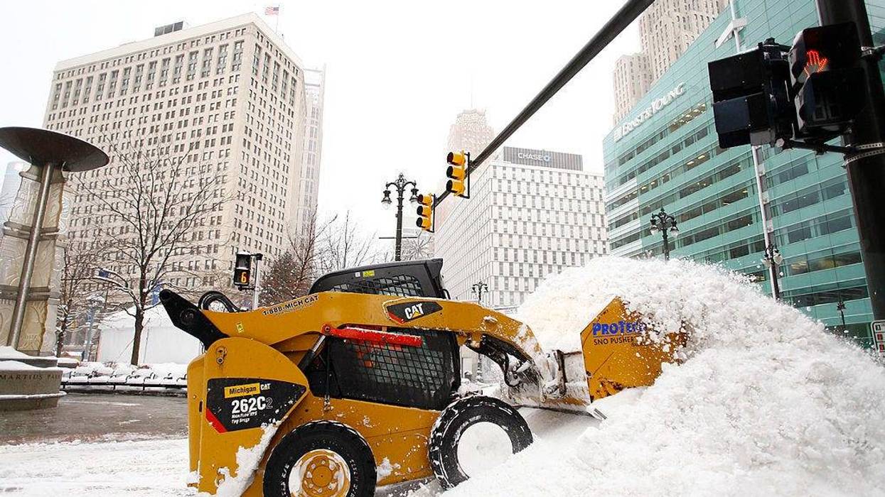 heavy snowfall in Detroit, Michigan