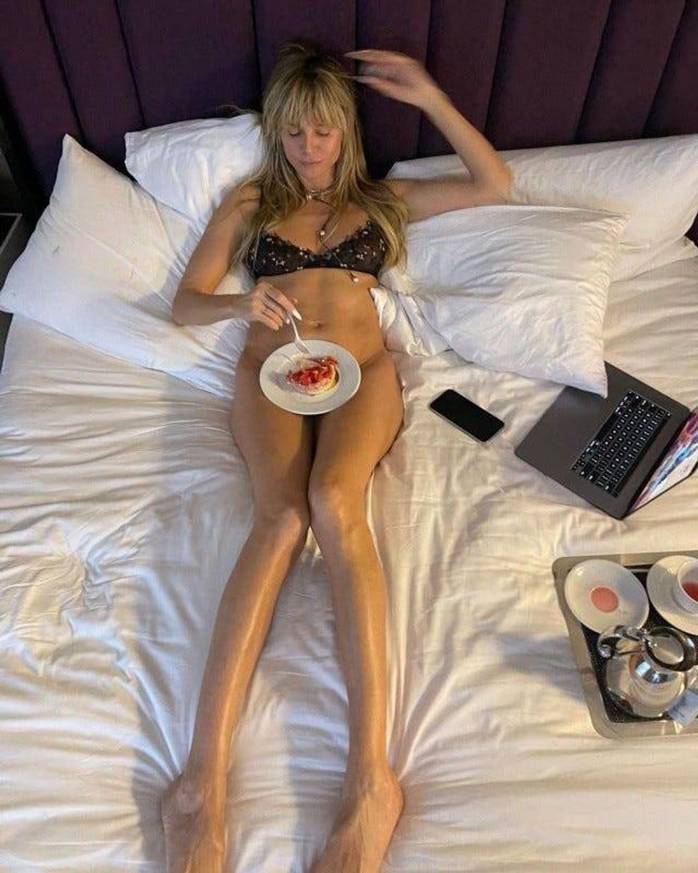 Heidi Klum Eating Pie