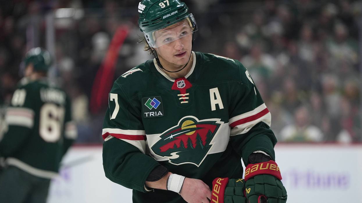 hockey player takes off glove