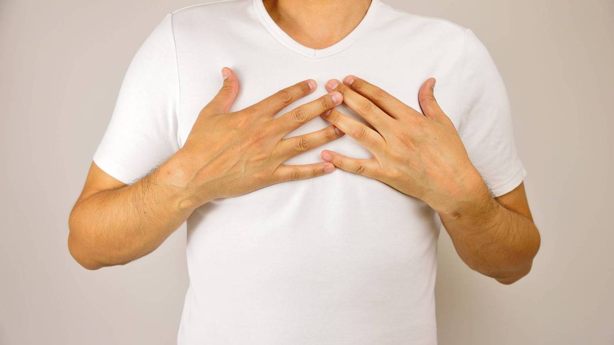 hombre respirando profundamente