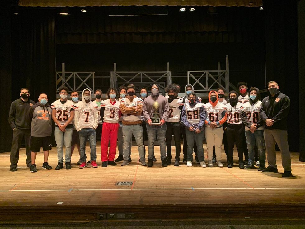 Hough poses with his Super 7 trophy with the rest of his Tigers teammates at an assembly held to honor the Syracuse committ.