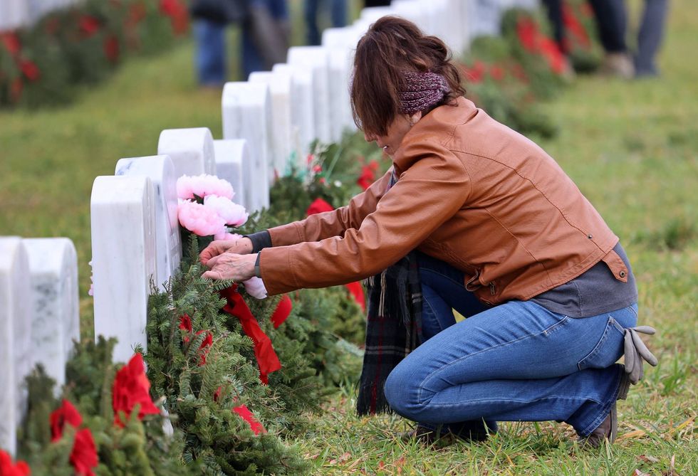 Hundreds gather at Kentucky Wreaths Across America events to honor vets