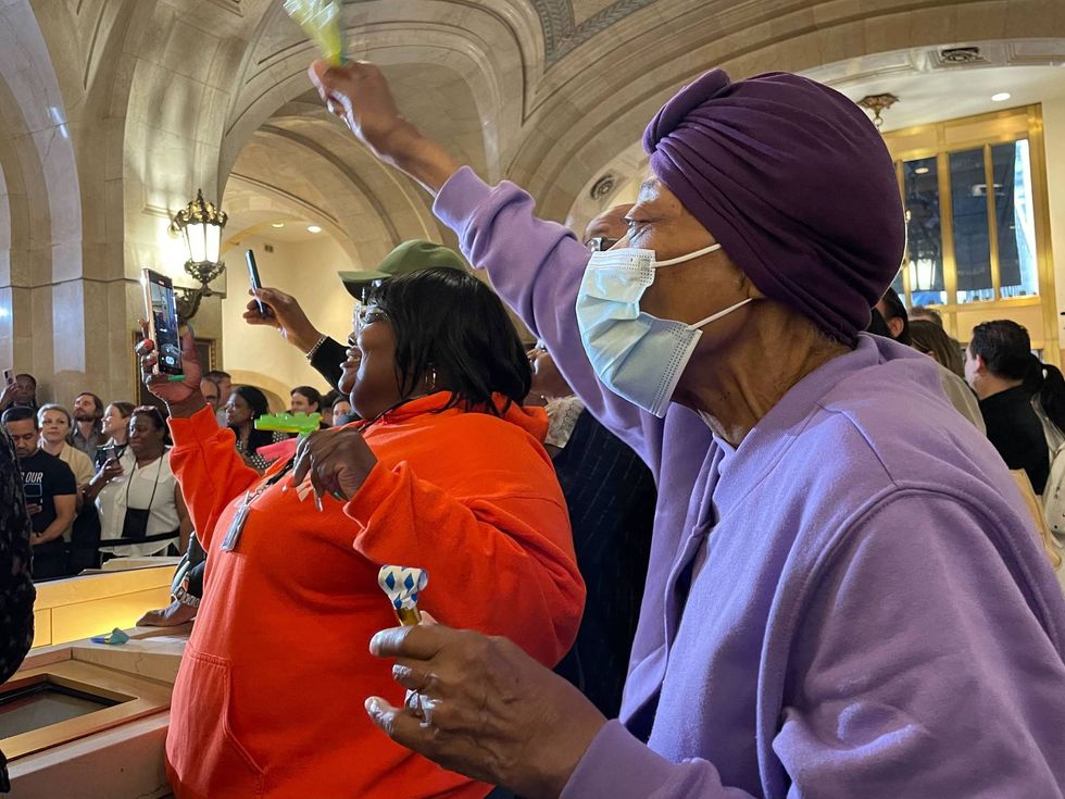 Hundreds of Chicagoans gather city hall to say goodbye to Mayor Lightfoot