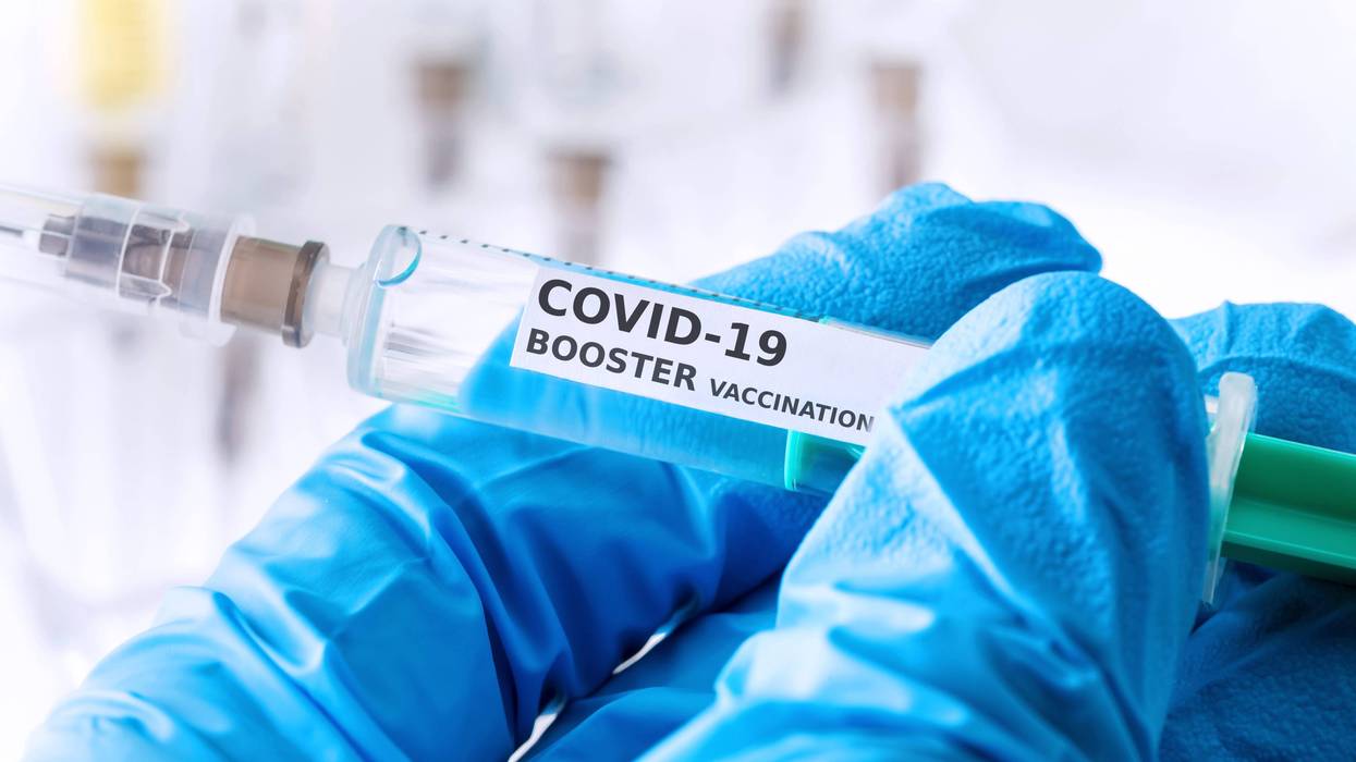 Illinois top doc gets COVID-19 booster shot in Aurora