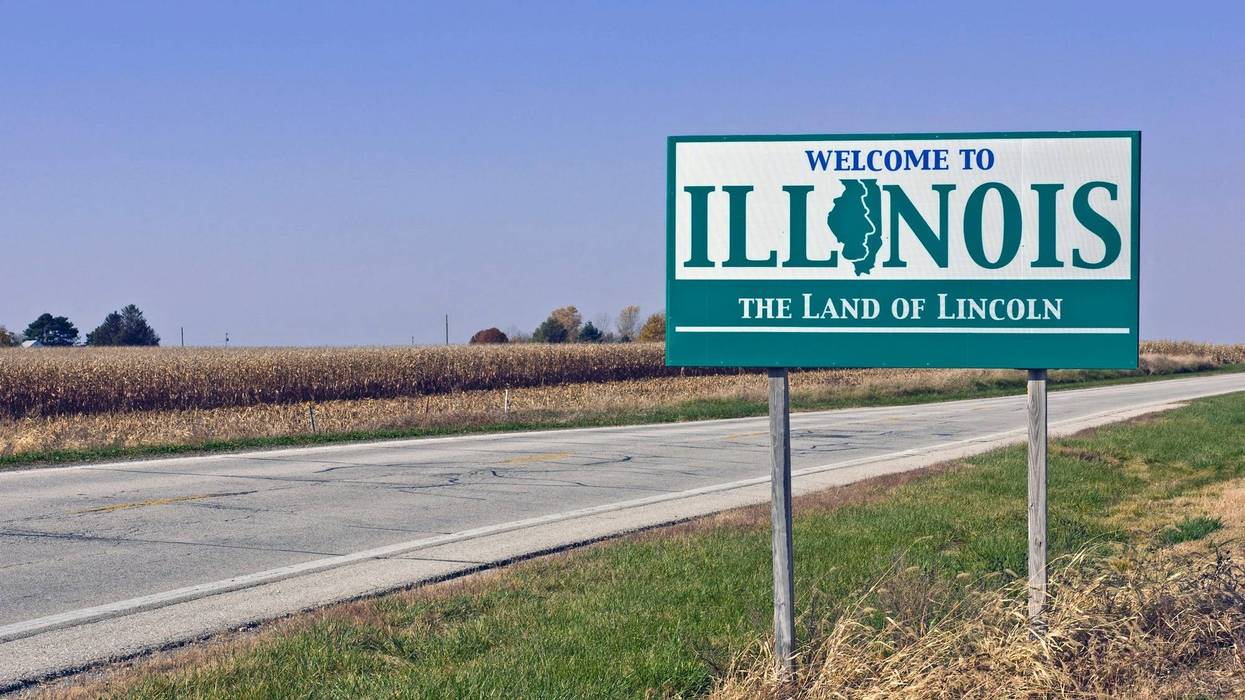illinois welcome sign near corn field