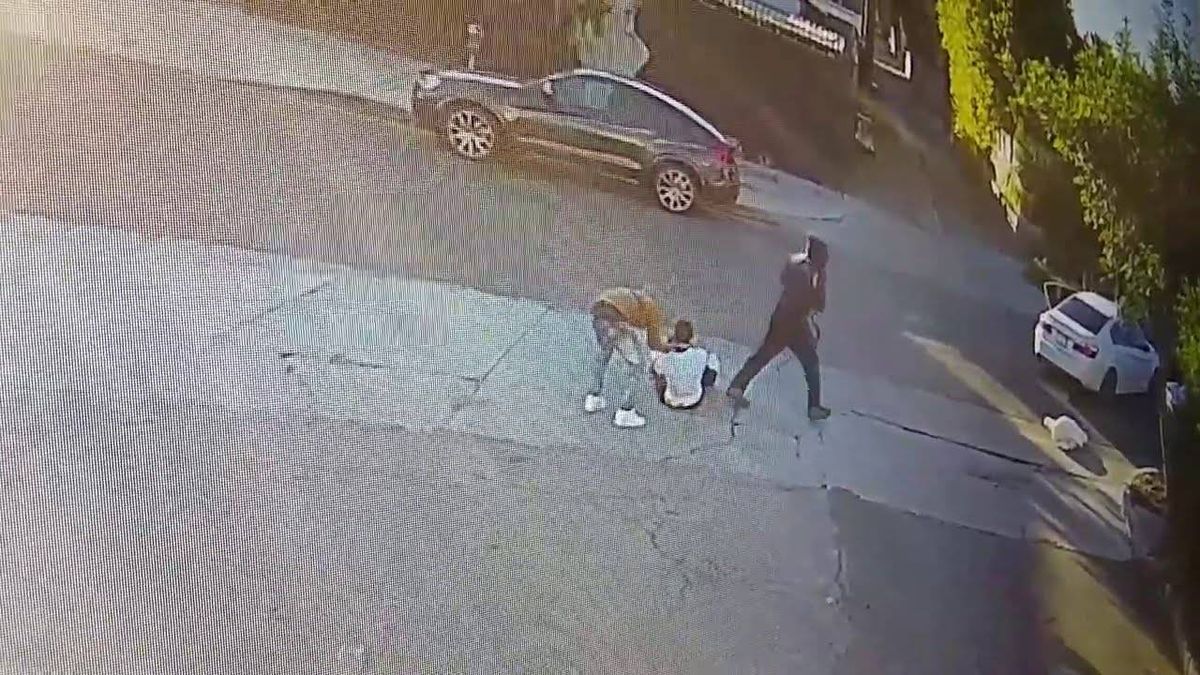 Video captures violent armed robbery near Melrose Ave in Mid-City, LAPD asks for the public's help