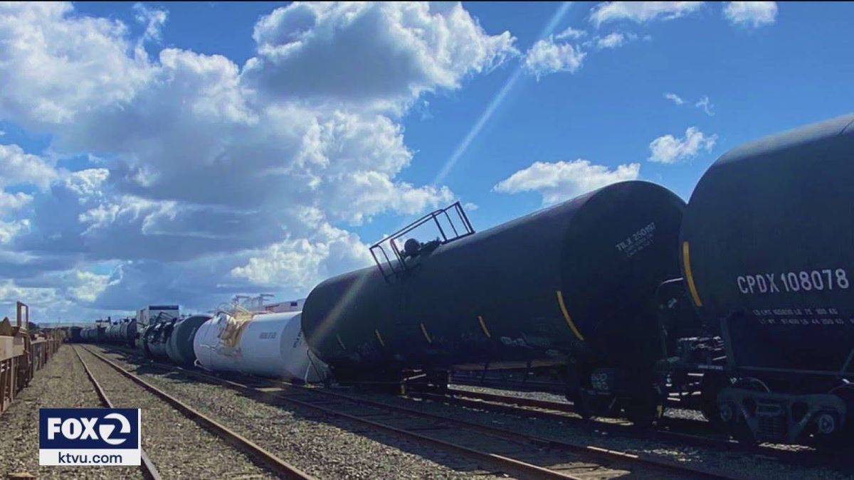 VIDEO: Port of Oakland train derails while transporting sulfuric acid