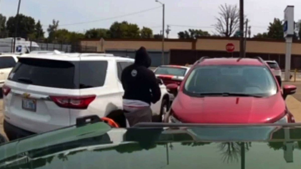 Detroit police looking for suspect who set car on fire, damaging multiple vehicles in post office parking lot [VIDEO]