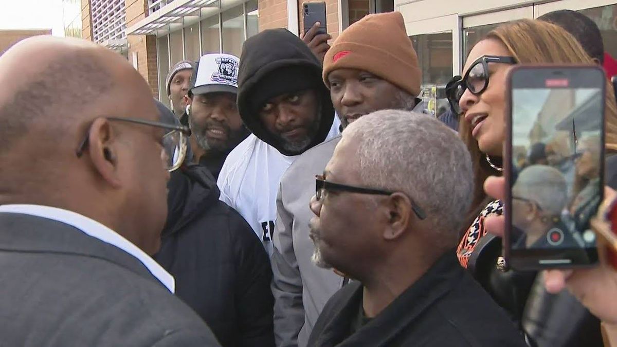 Englewood community pushes Save A Lot to delay soft opening