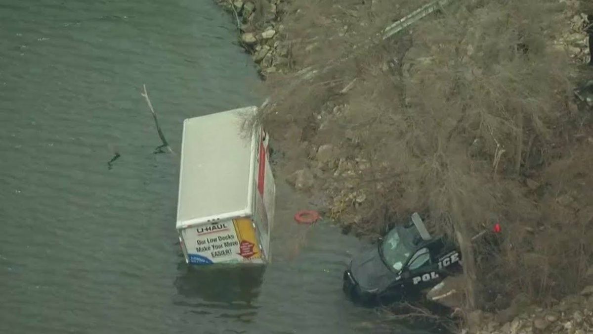 Suspect drowns after crashing stolen U-Haul into Little Calumet River: Police