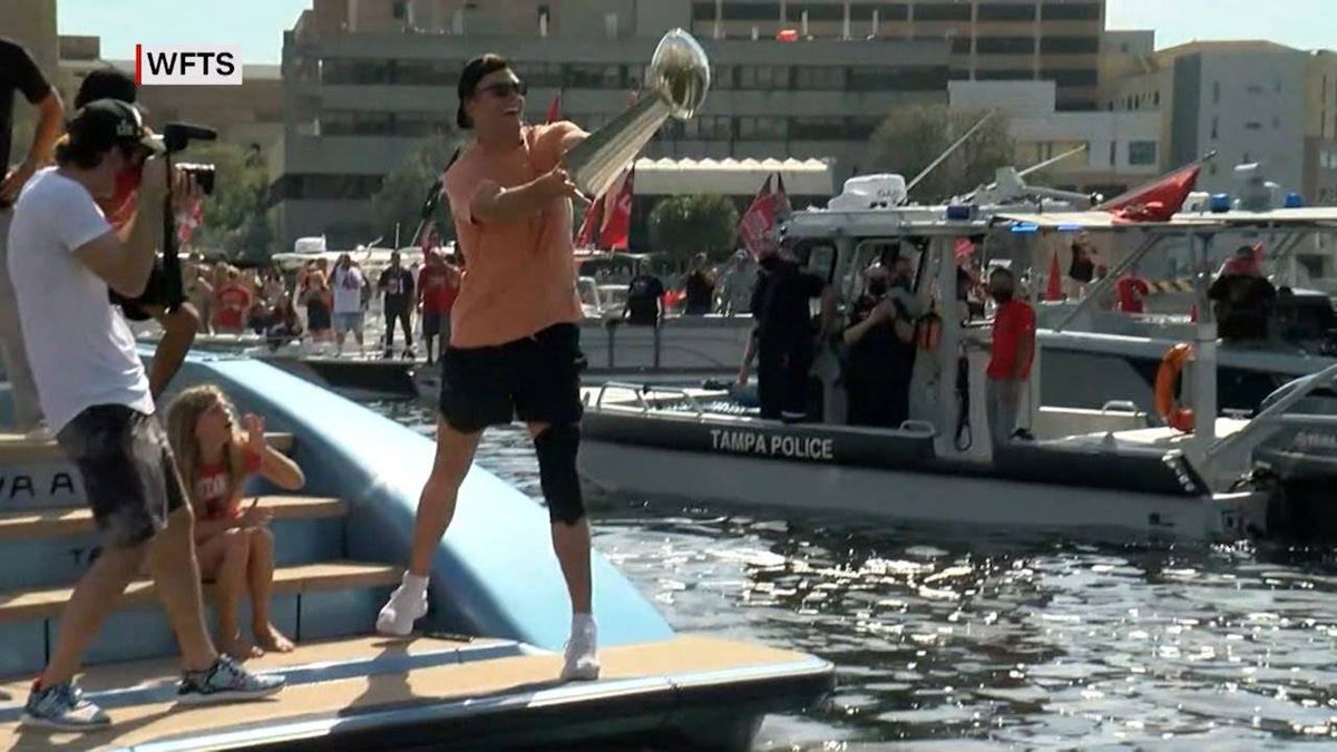 Brady throws Lombardi Trophy from 1 boat to another during Bucs' Super Bowl parade