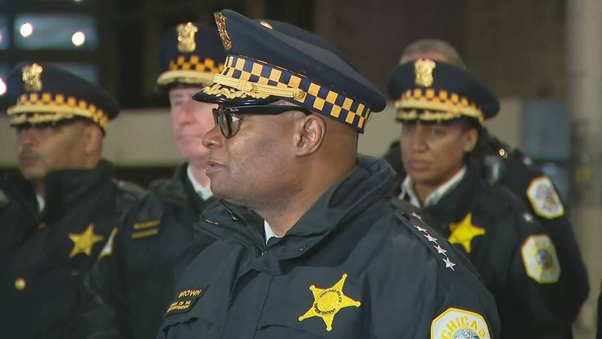 2 Chicago police officers shot on the West Side after gunman drops weapon in front of them, then opens fire