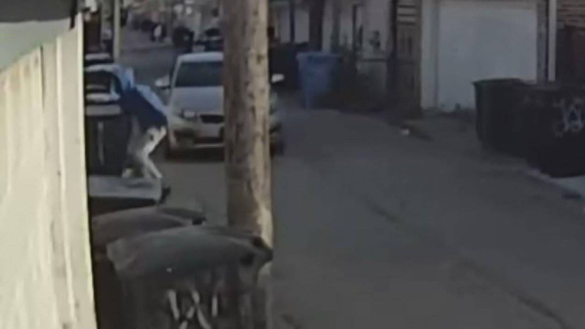 Police looking for suspect who has robbed seniors at gunpoint in Gage Park alleys