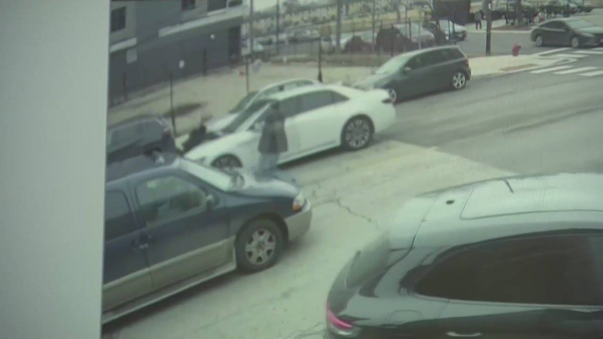 WATCH: Alleged car thief on Near North Side avoids police by jumping on hood of moving getaway car