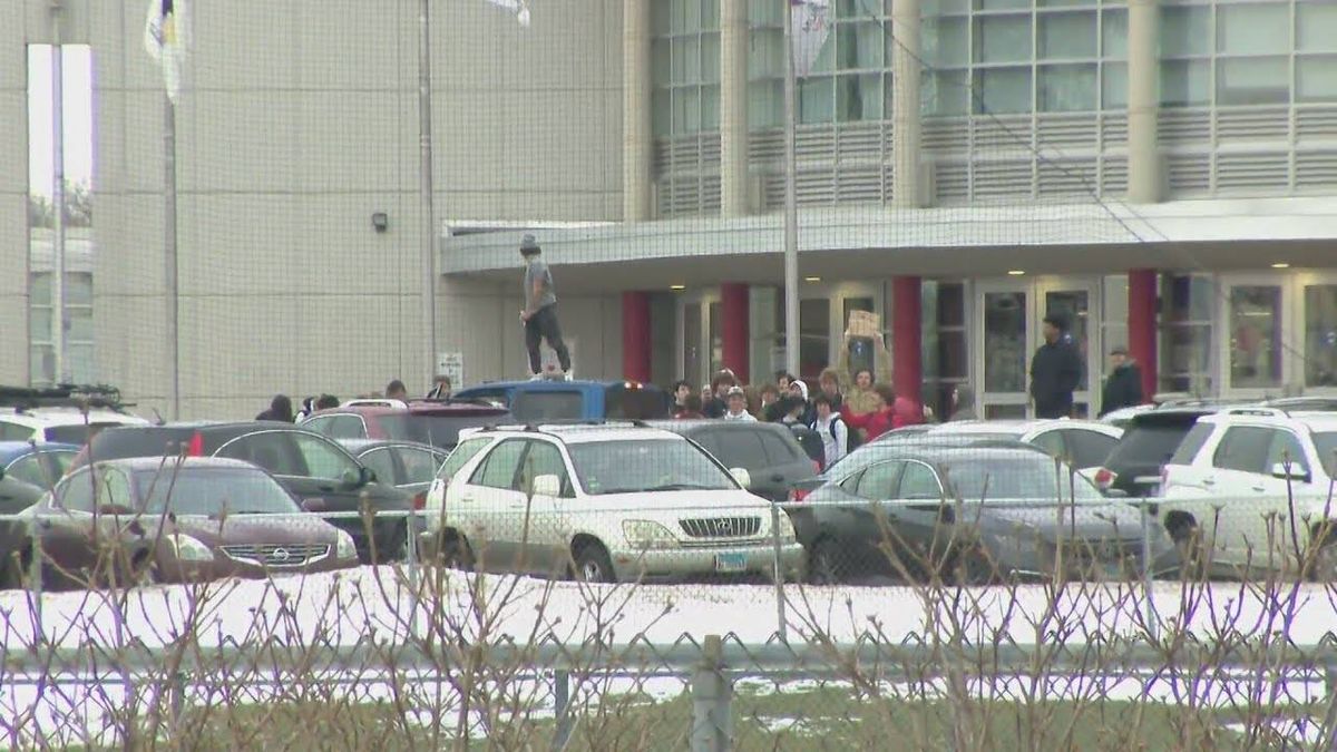 Students locked out after protesting mask mandate at Mundelein High School