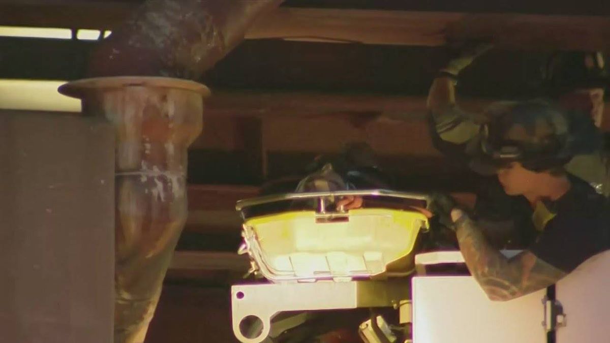 Man climbs onto Dan Ryan pillar, trying to elude police