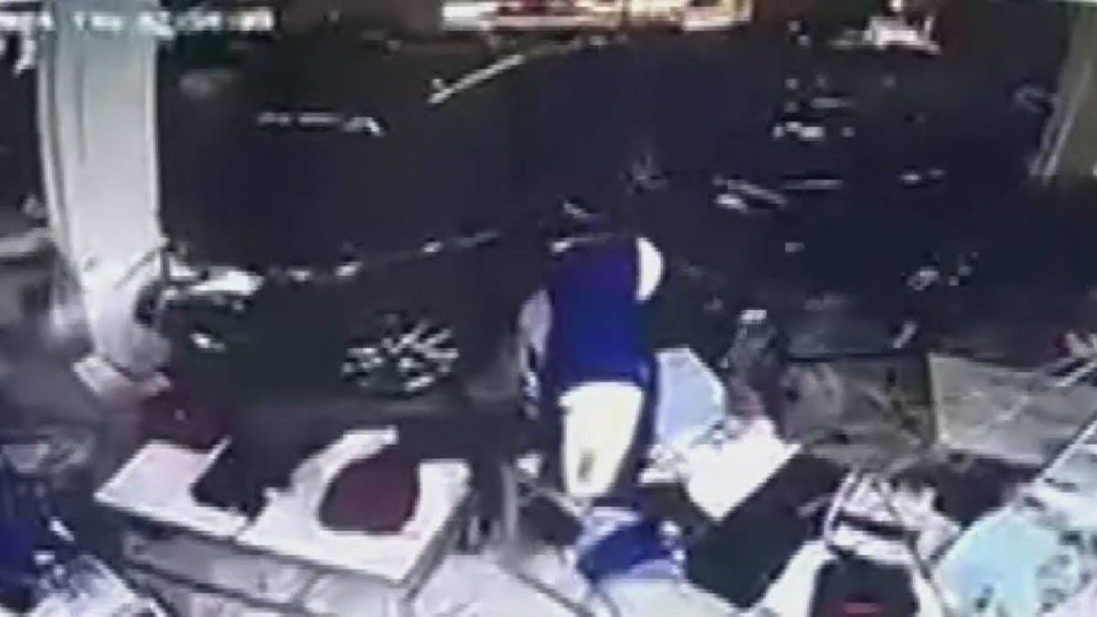 Smash-and-grab: South Side clothing store burglarized, police say