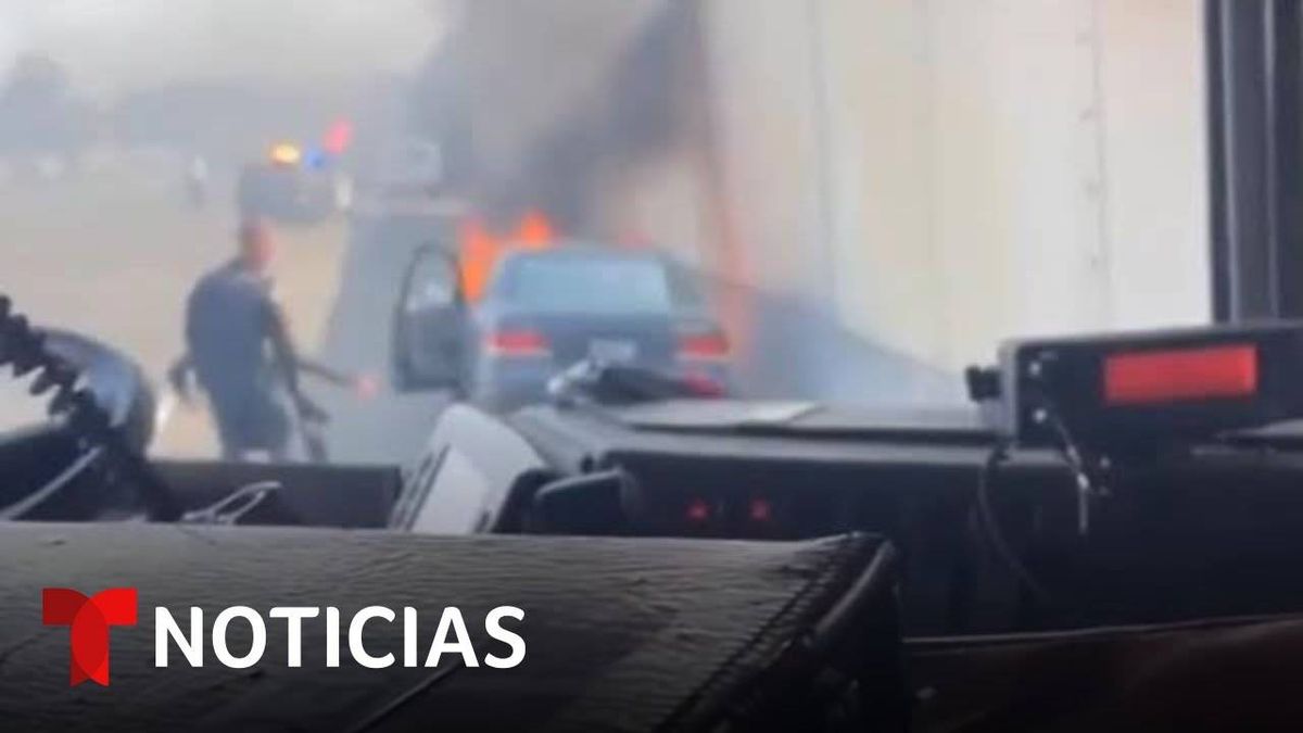 Rescatan A Hombre De Morir En Un Auto En Llamas