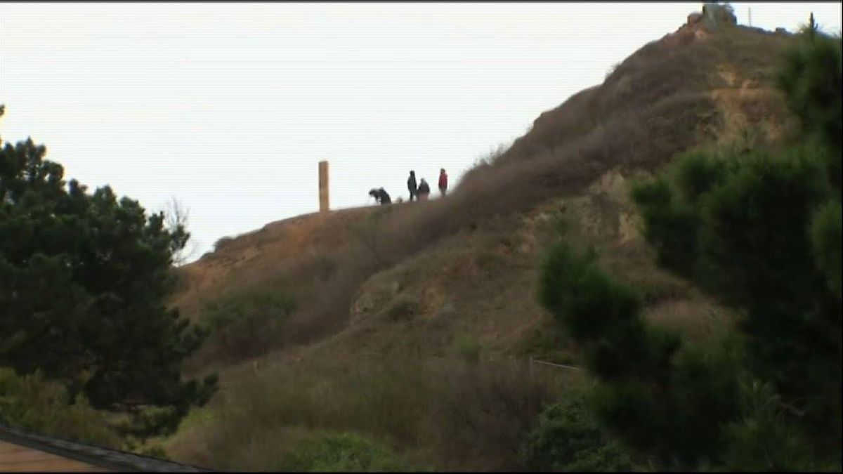 VIDEO & PICS: 7-foot-tall gingerbread monolith (held together by icing) mysteriously appears on San Francisco hilltop