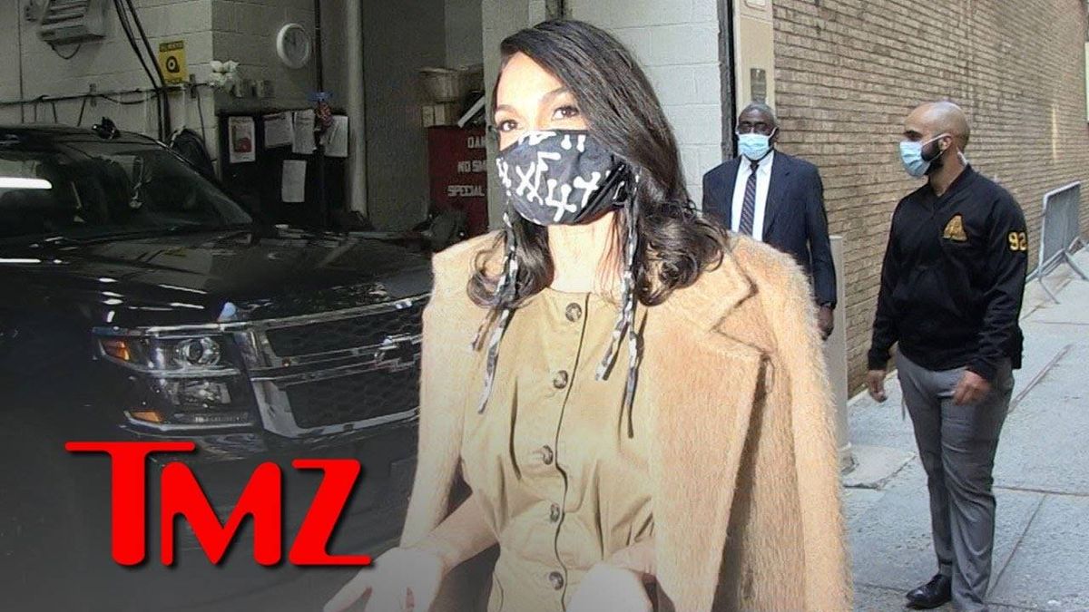 Rosario Dawson on 'SNL' impersonation of boyfriend Cory Booker: 'They're missing it'