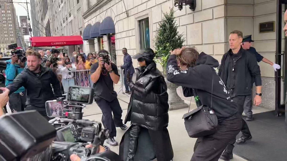 Kim Kardashian arrives in NYC to host 'SNL,' has dinner with cast on Restaurant Row