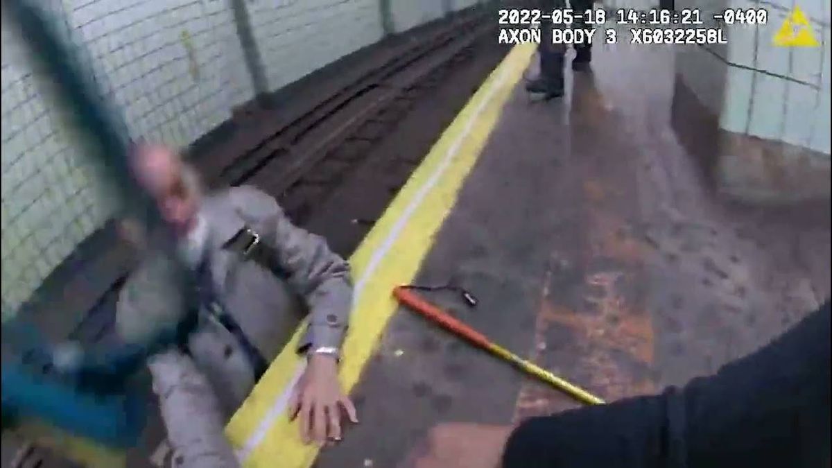 VIDEO & PICS: 2 NYPD officers honored for saving visually impaired man who fell onto subway tracks