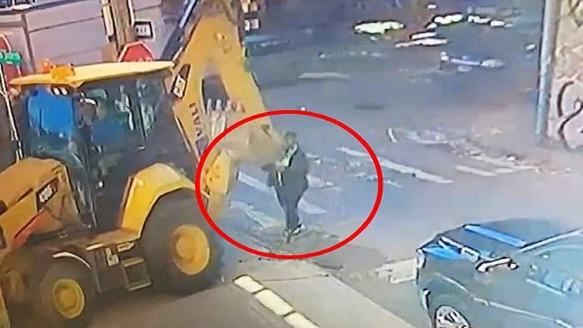 VIDEO: Woman, 61, fatally struck by reversing construction backhoe in Brooklyn