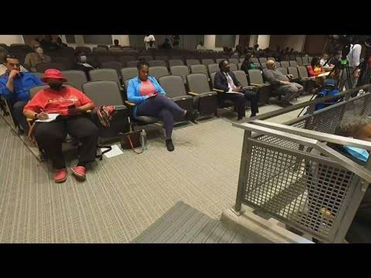Public begin offering advice in Chicago police superintendent search