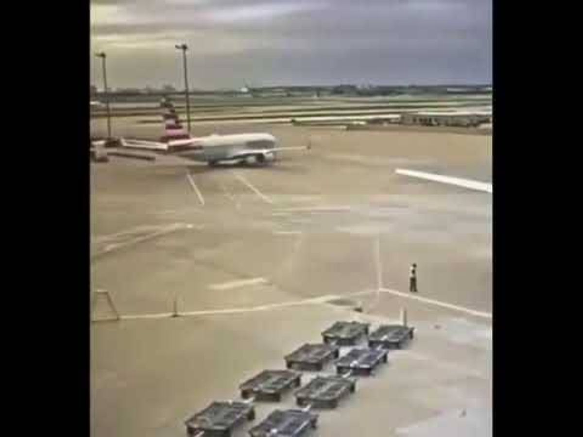 American Airlines jet knocks down light pole at DFW Airport