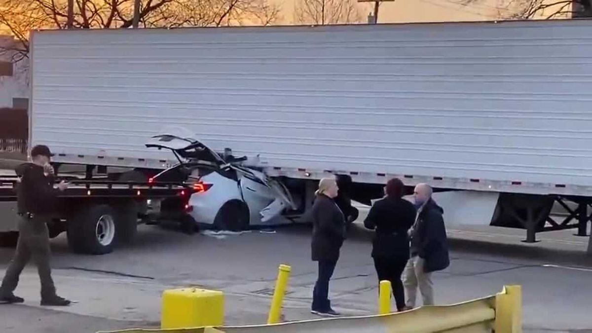 Tesla to recall over 125,000 over seatbelt malfunction