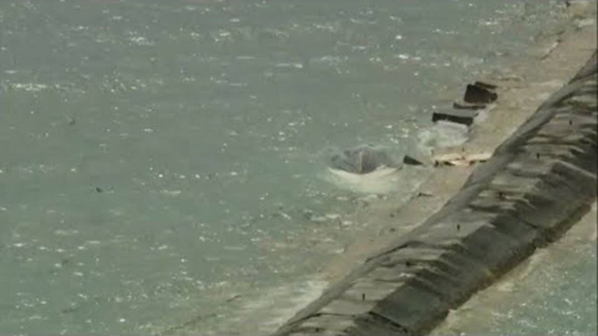 Person killed, 6 others injured after boat capsizes in Lake Michigan's Playpen