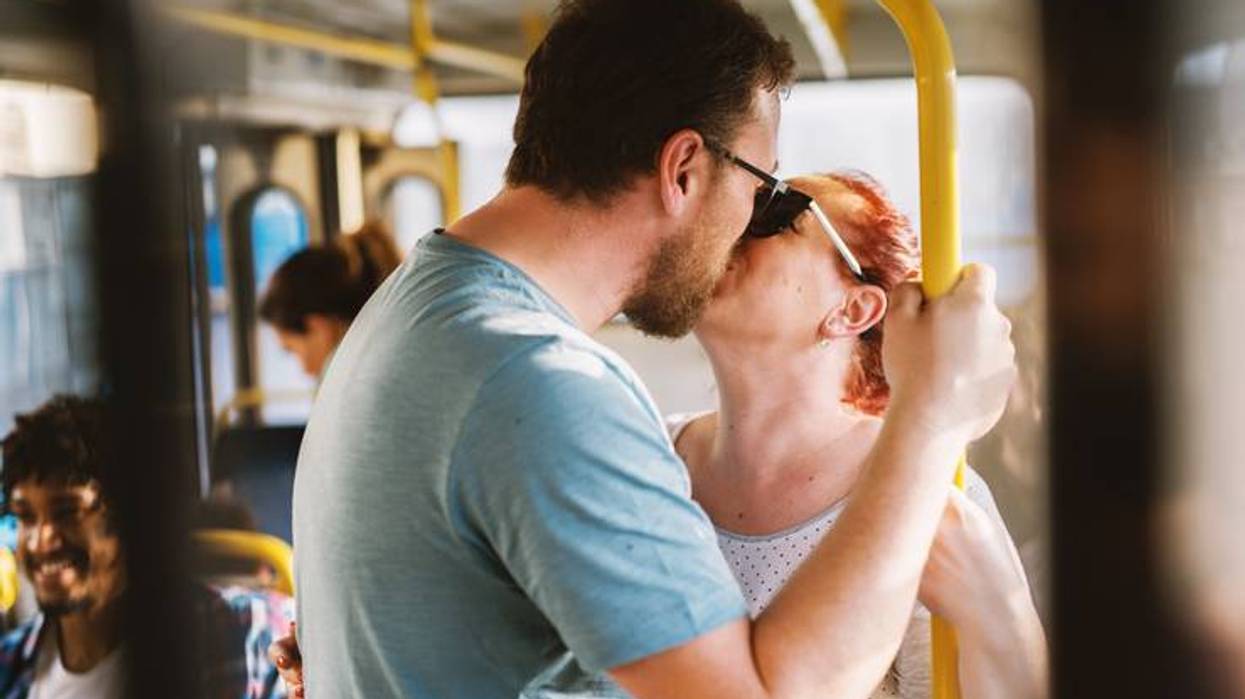 Vio a su esposo besando a su propia hermana