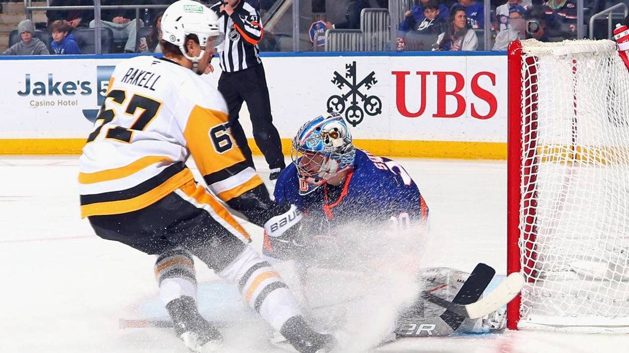 Pens score 7 unanswered in blowout win over Isles