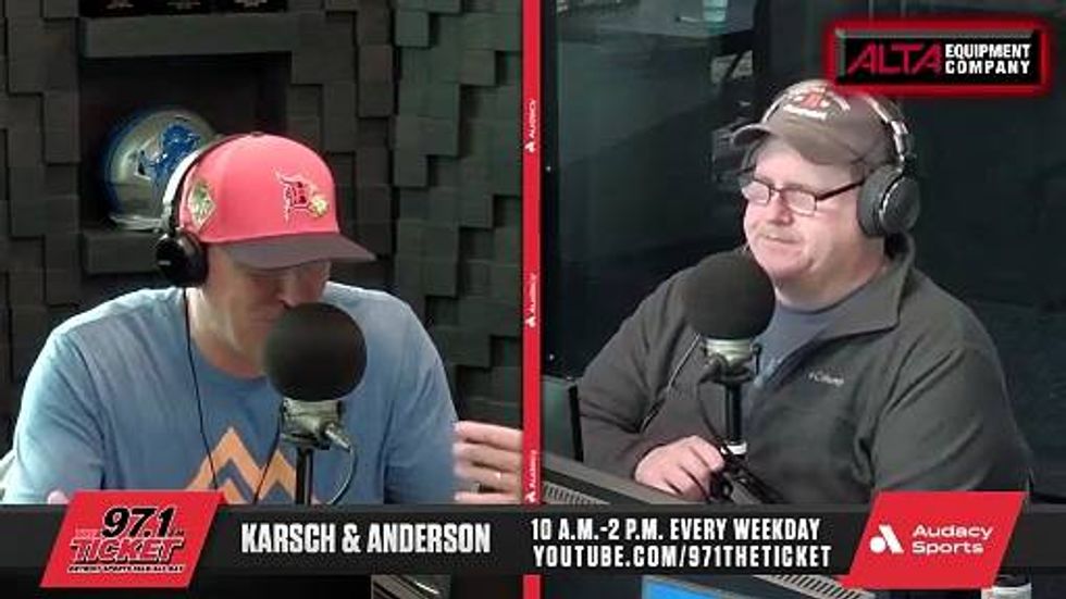 Gator Is Annoyed By The Dimensions In Arizona