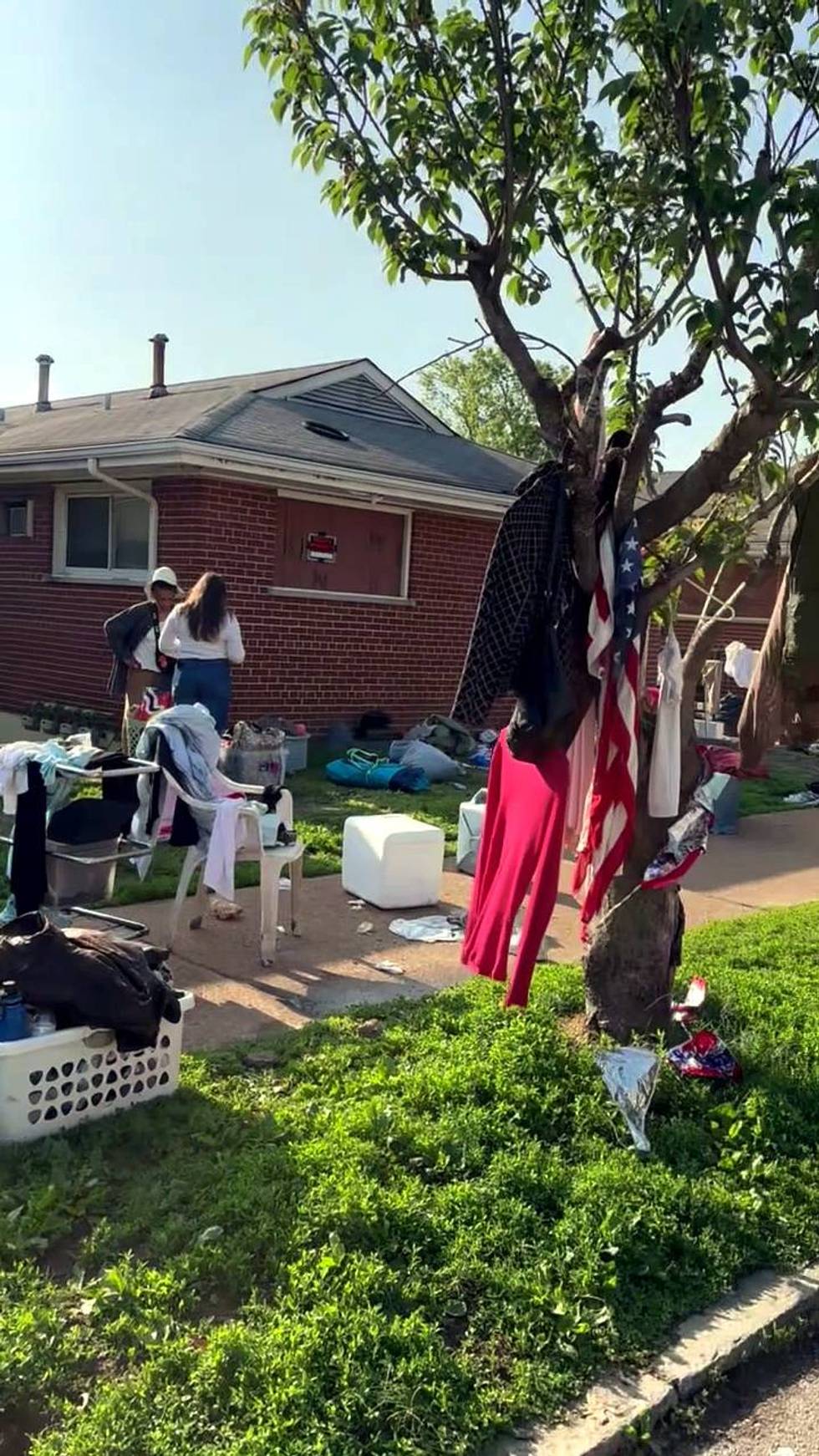 Apartment Tenants Move