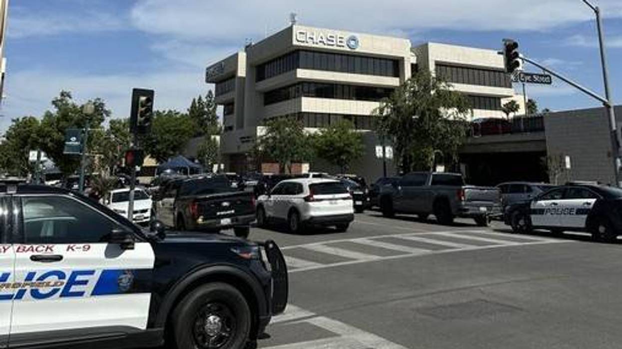Suspect killed, hostages released after standoff in Bakersfield