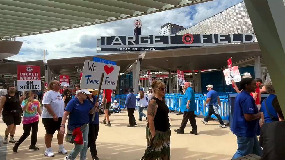 Coming off one-day strike, concession workers at Target Field to meet with a mediator Tuesday