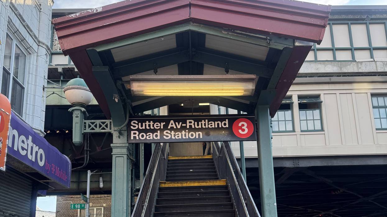 Man stabbed in back in unprovoked Brooklyn subway attack; suspect at large