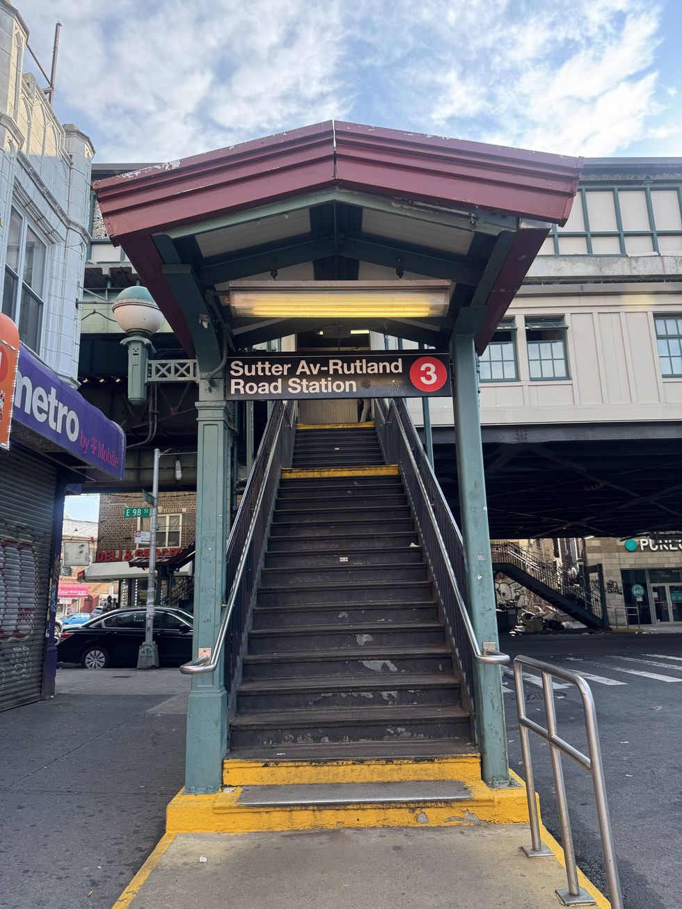 Man stabbed in back in unprovoked Brooklyn subway attack; suspect at large
