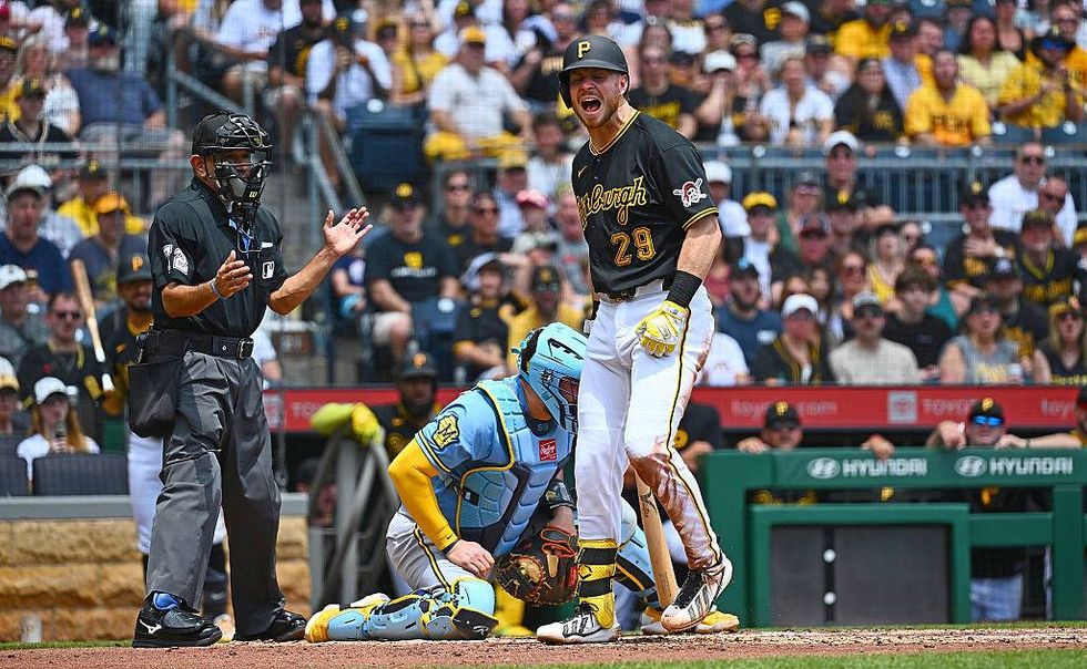 10-run 4th as Pirates hammer Milwaukee, finish sweep