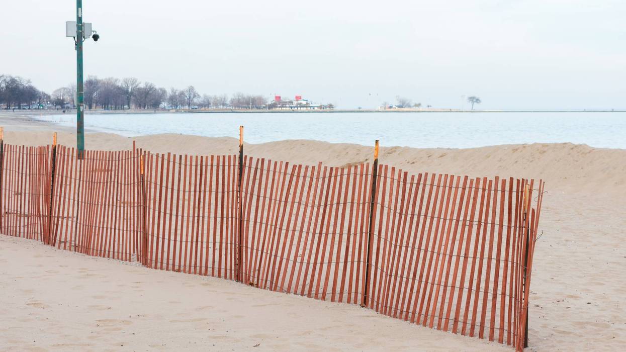 Man dies after being pulled from Lake Michigan near Playpen