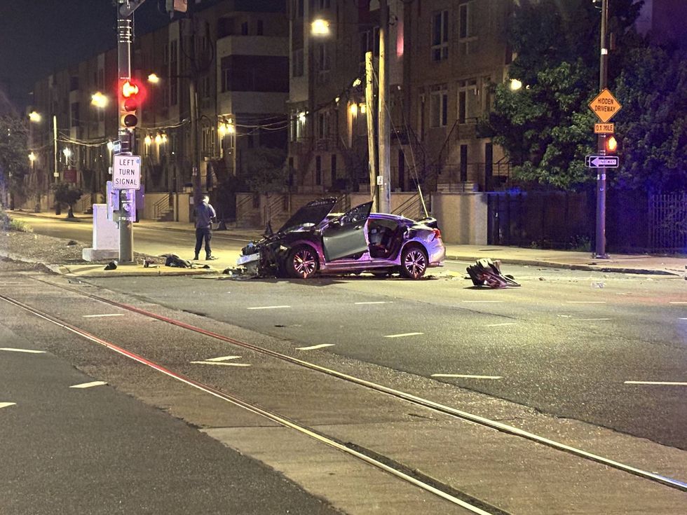 Teen killed, 5 injured in single-car crash on Columbus Boulevard