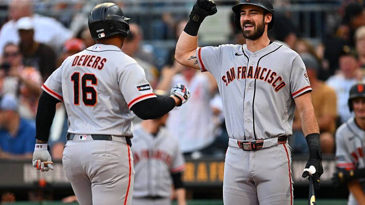 Sliding catch saves SF, score 2 in 10th to beat Bucs