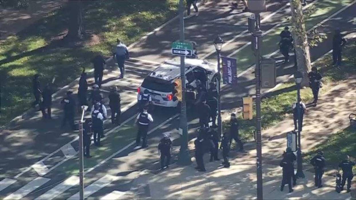 Man shoots at police on Benjamin Franklin Parkway, sources say