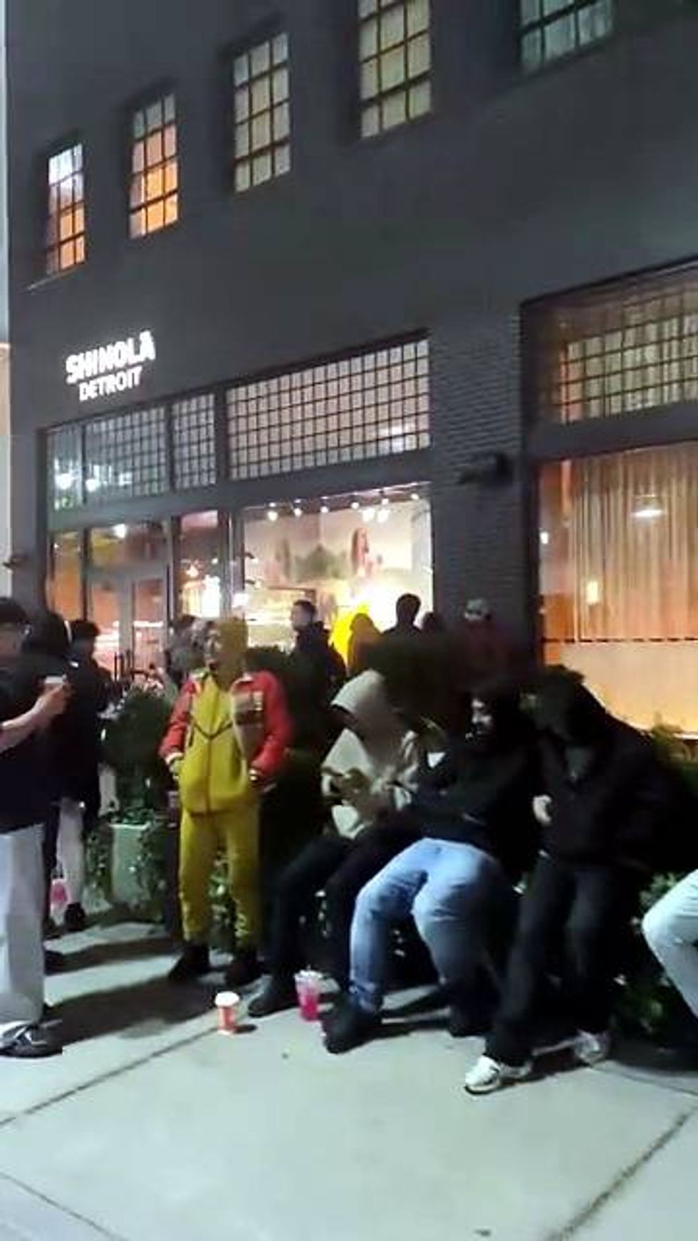 Long line at Detroit Apple Store for foldable iPhone Duo