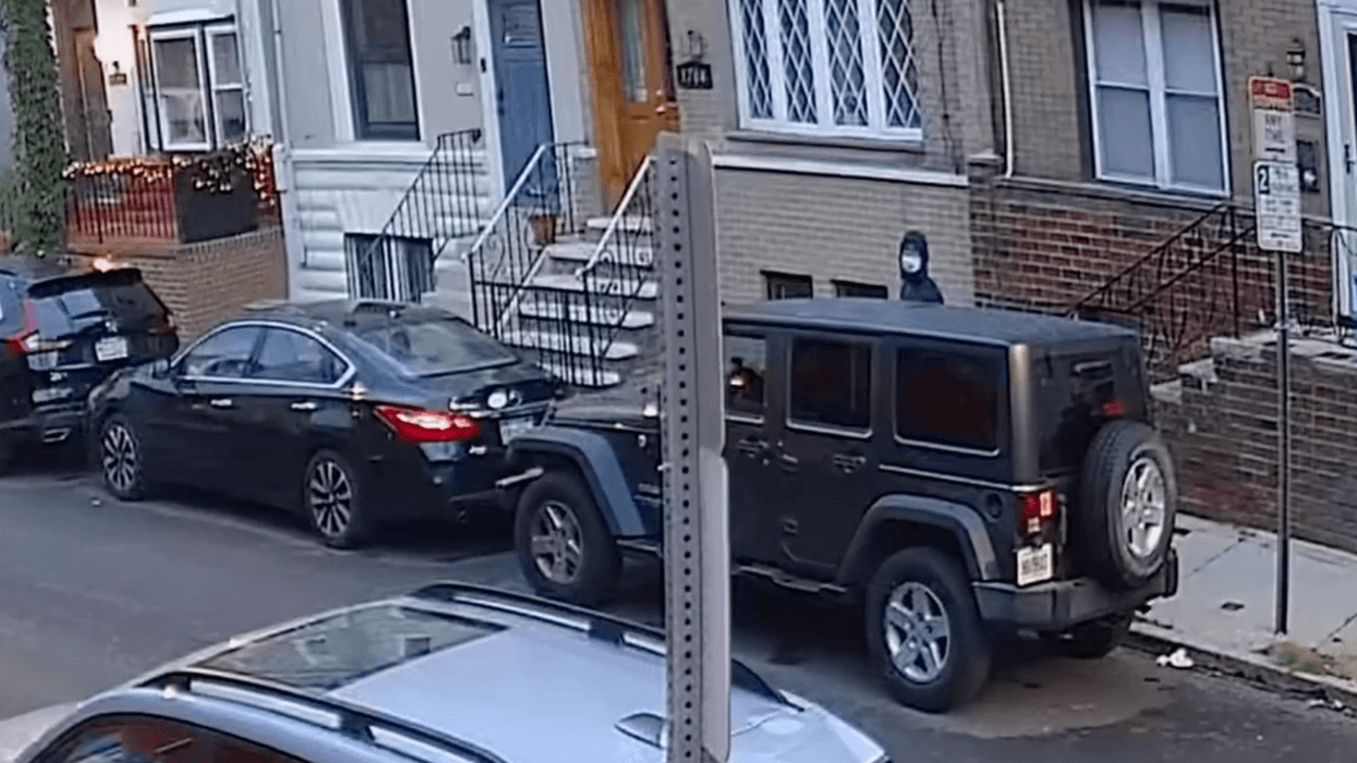 Video: South Philly resident fights off intruder; suspect wanted