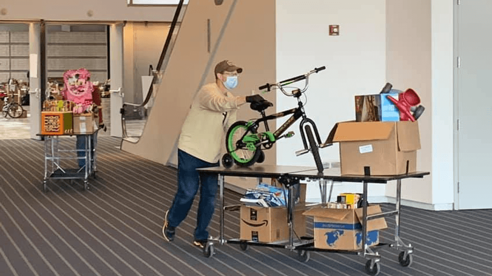 In 2020, Play It Forward did a virtual toy selection and contact free pickup