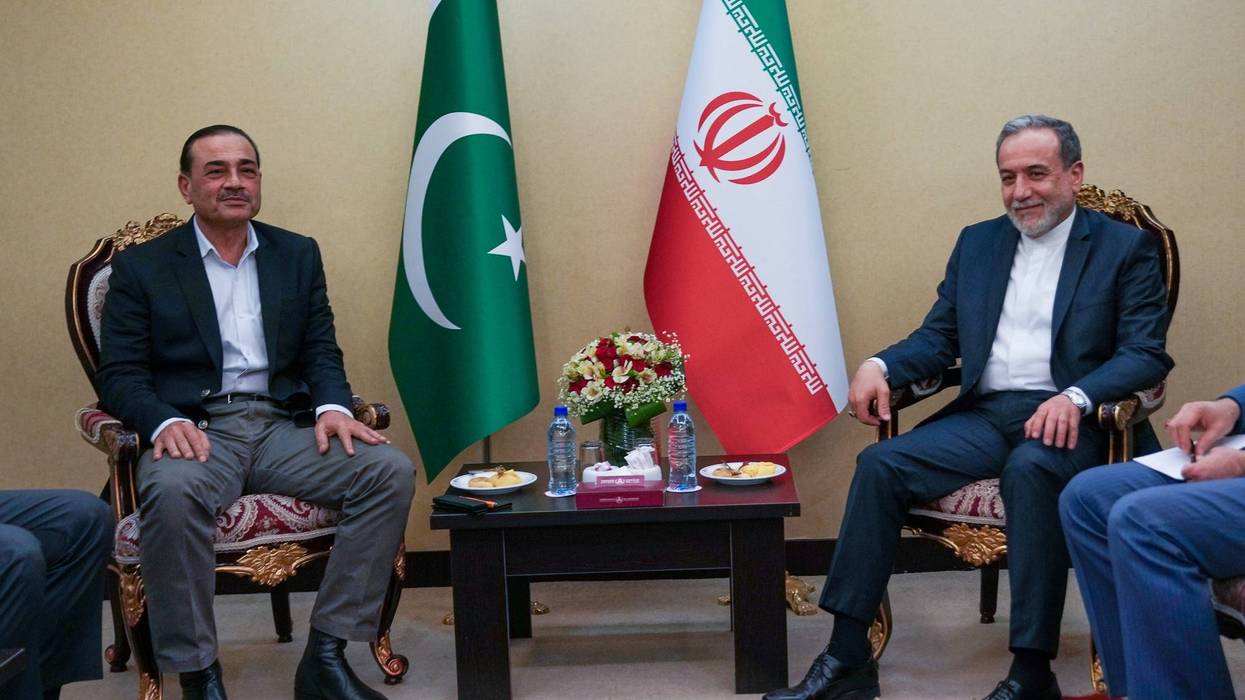 Pakistani delegation arrives in Tehran in move to ease tensions and arrange more US-Iran talks