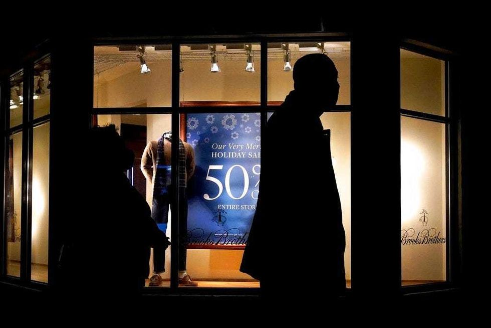 During Crucial Holiday Season, US Consumer Confidence Slumps